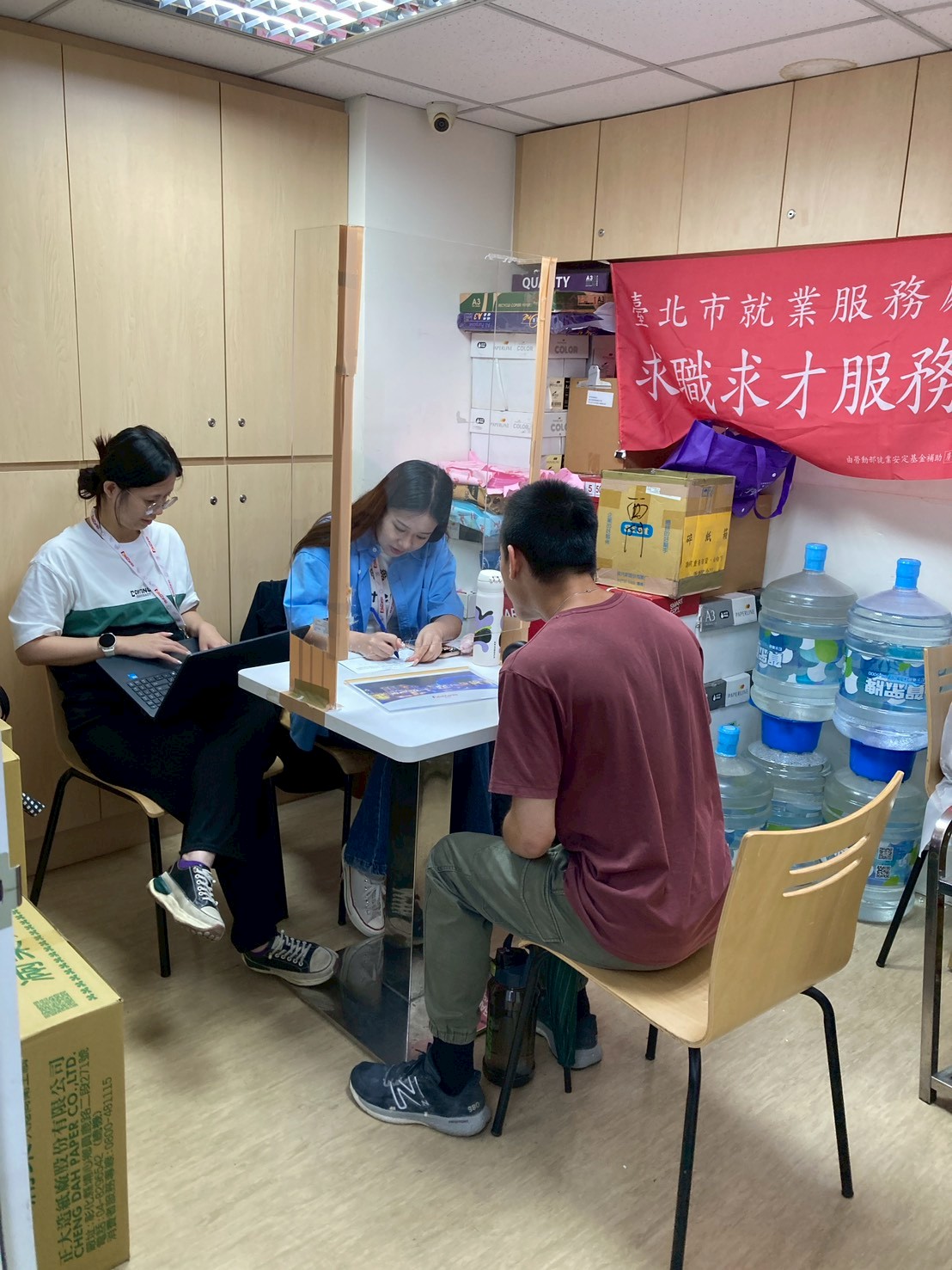 圖示一： 北市勞動局臺北市就業服務處6月9日至6月12日，共邀集15家知名企業於各就服站舉辦現場徵才活動，提供721個工作機會。